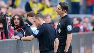 ¡Insólito! Árbitro fue captado en la cabina del VAR apostando en medio de un partido