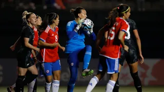 Sin TV y a puertas cerradas: Christiane Endler llegó a los 100 partidos con la Roja
