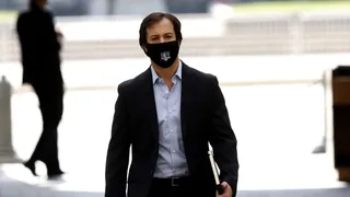 Ministro de Economía sorprendió al lucir mascarilla de Colo Colo en La Moneda