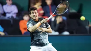 Cristian Garin ganó reñido duelo a Jeremy Chardy y clasificó a cuartos del Masters de París