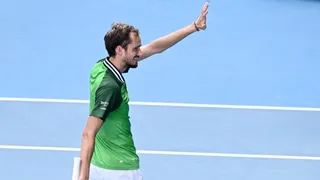Medvedev trabajó duro para despachar a Hurkacz y avanzar a semifinales en Australia