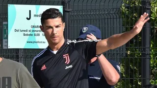 ¡Un crack! Cristiano Ronaldo elude pelotazos y mantiene el control del balón