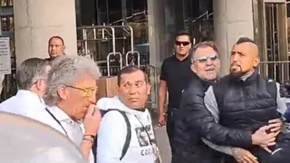 Debió frenarlo Aníbal Mosa: La airada reacción de Arturo Vidal contra un hincha