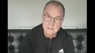 Bielsa envió mensaje de apoyo a conocido sacerdote: Trato de transmitirle energía