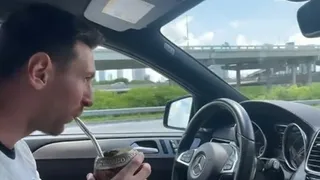 Lionel Messi condujo relajado y tomando mate en sus vacaciones en Miami