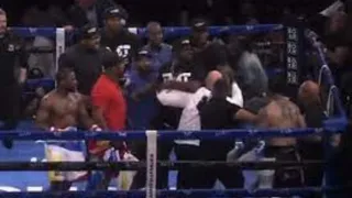 [Video] Pelea de Mayweather terminó en monumental trifulca con invasión al ring