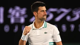 Djokovic no le dio opciones al sorpresivo Karatsev y avanzó a la final en Australia