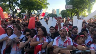 Hinchas de River Plate dieron multitudinaria recepción al plantel pese a perder la final