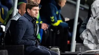 Steven Gerrard se acerca a la banca de Aston Villa