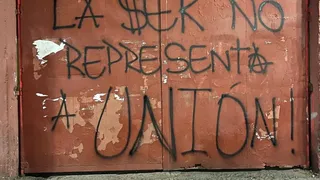 Los mensajes que dejó la Furia Roja en las afueras del Santa Laura