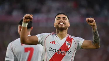 Paulo Díaz marcó en goleada que mantiene a River en la pelea en la Liga Argentina