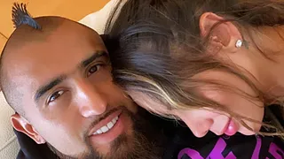 “Mamacita rica”: Arturo Vidal disfruta con Sonia Isaza el día posterior a la goleada sobre Villarreal