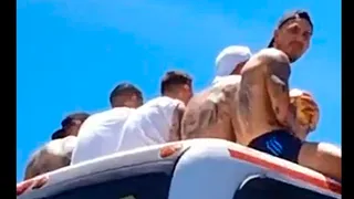 “Que Messi se dé vuelta”: El cántico viral durante la caravana de la selección argentina