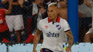 Eduardo Vargas marcó su primer gol y le dio un dramático triunfo a Nacional en Uruguay