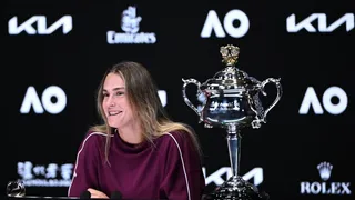 Aryna Sabalenka festejó bebiendo champagne tras lograr el título del Abierto de Australia