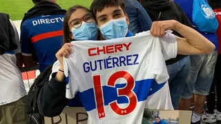 Otro gran gesto en la UC: Felipe Gutiérrez le regaló su camiseta a joven talento escolar