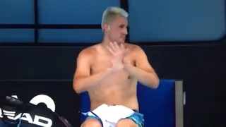 Tenista aseguró tener Covid-19 en pleno duelo del Australian Open y se quejó por los testeos