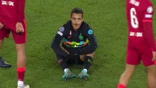 Alexis Sánchez fue expulsado por esta plancha sobre Fabinho