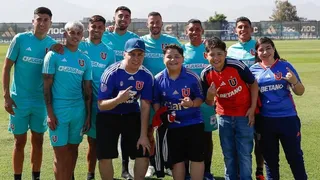 Pequeño hincha de la U que fue agredido en el Monumental compartió con el plantel en el CDA