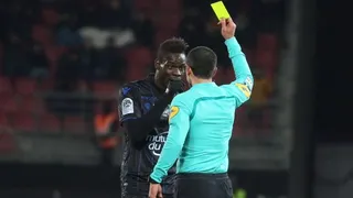 La injusta amonestación que recibió Mario Balotelli: Protestó por cánticos racistas y el árbitro le mostró amarilla