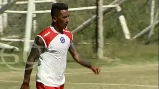 Lucas Barrios dio un primer aviso en Argentinos Juniors con un golazo