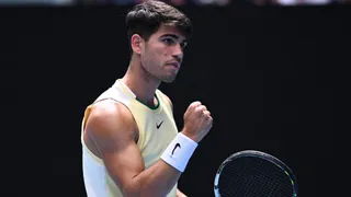 Carlos Alcaraz avanzó a octavos en Australia tras abandono de Shang Juncheng