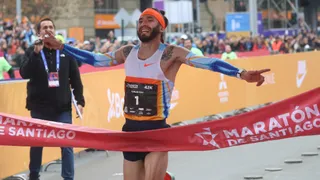 Carlos Díaz se corona en el Maratón de Santiago con un tiempo de élite