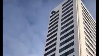 Deportista se tiró desde edificio, pero no se le abrió el paracaídas