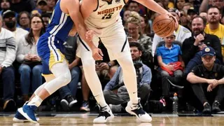 Los Warriors perdieron el invicto en la NBA ante unos inspirados Nuggets