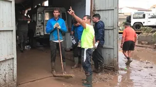 Rafael Nadal trabajó junto a vecinos en la limpieza de sectores inundados en Mallorca