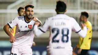 Larrivey selló con un “puntete” la clasificación de la U en Copa Chile a costa de San Luis