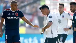 Esteban Paredes abandonó el Estadio Nacional cojeando tras el Superclásico