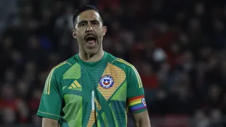 Histórico Capitán de Colo Colo desea que Claudio Bravo sea el portero del Cacique