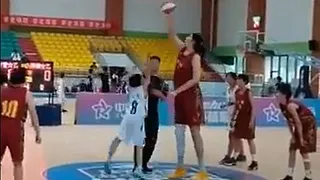 Niña de 2,26 metros se robó la atención en un torneo de baloncesto sub 15