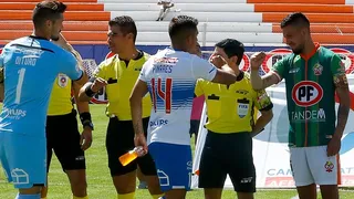 Los jugadores de Cobresal y la UC se saludaron con el antebrazo por el coronavirus