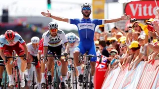 Fernando Gaviria celebró en la primera etapa del Tour de Francia