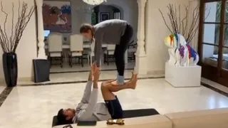 Djokovic realizó arriesgada maniobra de acroyoga con su esposa y desafió a Federer y Nadal