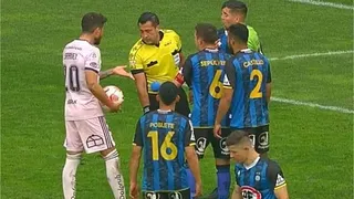 Fanáticos estallaron contra Julio Bascuñán por penal cobrado a favor de la U