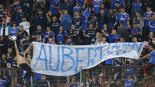 “Devuelve el club”: Barristas de la U desplegaron lienzos contra Aubert y Felicevich