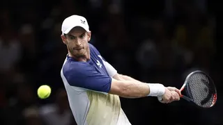 Gilles Simon aplazó su retiro al vencer a Andy Murray en París-Bercy