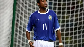 Robinho jugó fútbol en la cárcel donde cumple condena por violación