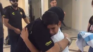 La emoción de un pequeño hincha argentino al conocer a Diego Maradona