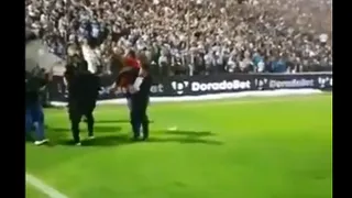 Nicolás Córdova fue atacado con proyectiles en el clásico peruano