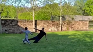 ¡Es para roja! La dura entrada de un defensa de Liverpool a su pequeño hijo