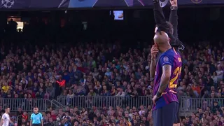 Hinchas de Barcelona reprobaron con pifias el cambio de Arturo Vidal por Arthur