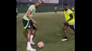 Victor Osimhen derrochó talento en partido de futbolito durante sus vacaciones en Lagos