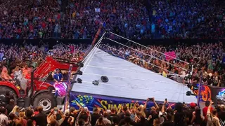 Brock Lesnar impactó al levantar el ring con un tractor en su combate con Roman Reigns en Summerslam