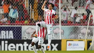 Matías Fernández anotó un golazo de tiro libre para abrir el marcador de Necaxa ante Cruz Azul