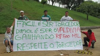 Hinchas del Palmeiras protestaron en contra de Jorge Valdivia
