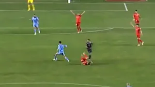 El árbitro derribó a Charles Aránguiz y desató los reclamos de Inter ante Bolívar